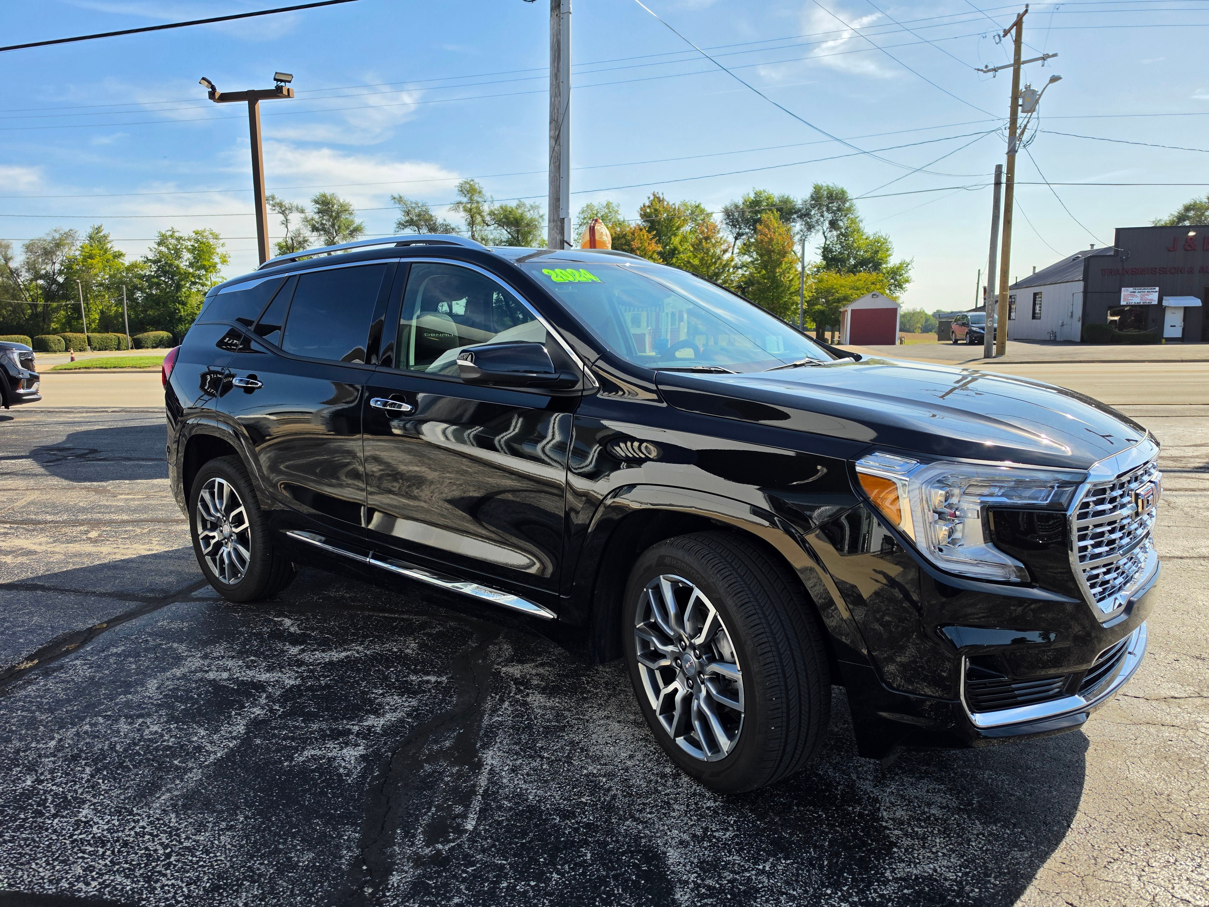 Used 2024 GMC Terrain Denali w/ Denali Premium Package AWD/4WD image 3