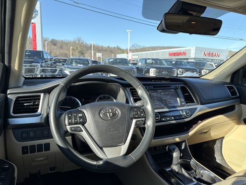 Used 2019 Toyota Highlander XLE image 15