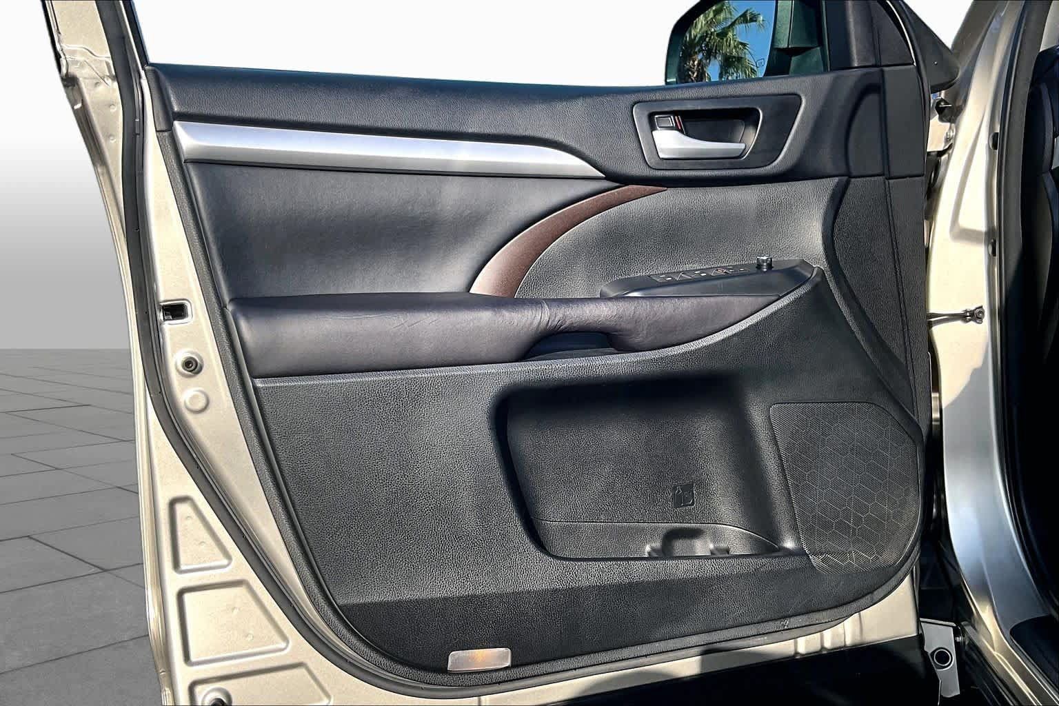 Used 2016 Toyota Highlander XLE FWD image 20