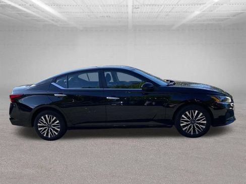 Used 2023 Nissan Altima 2.5 SV w/ SV Premium Package AWD/4WD image 5