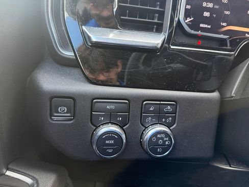 Used 2026 GMC Sierra 1500 SLT AWD/4WD image 25