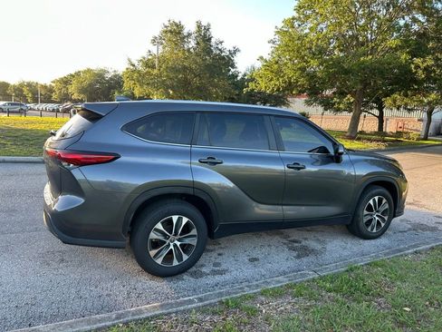 Used 2023 Toyota Highlander XLE image 5