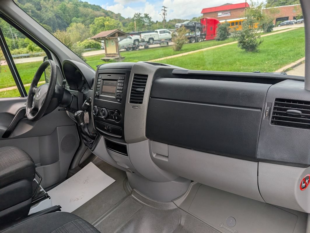 Used 2015 Mercedes-Benz Sprinter 2500 image 21