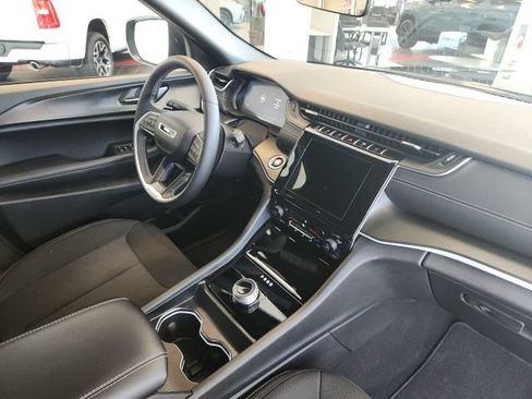 Certified 2025 Jeep Grand Cherokee Laredo w/ Luxury Tech Group I RWD image 15
