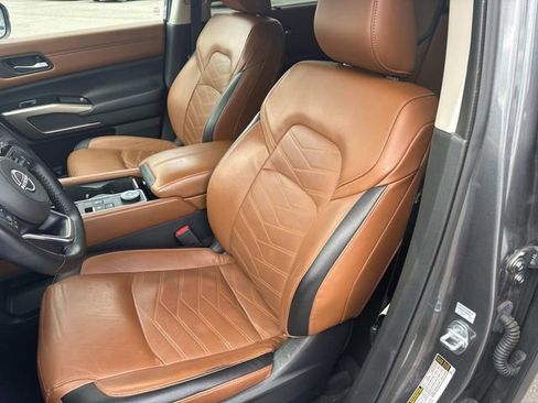 Certified 2023 Nissan Pathfinder Platinum w/ Black Appearance Package image 28