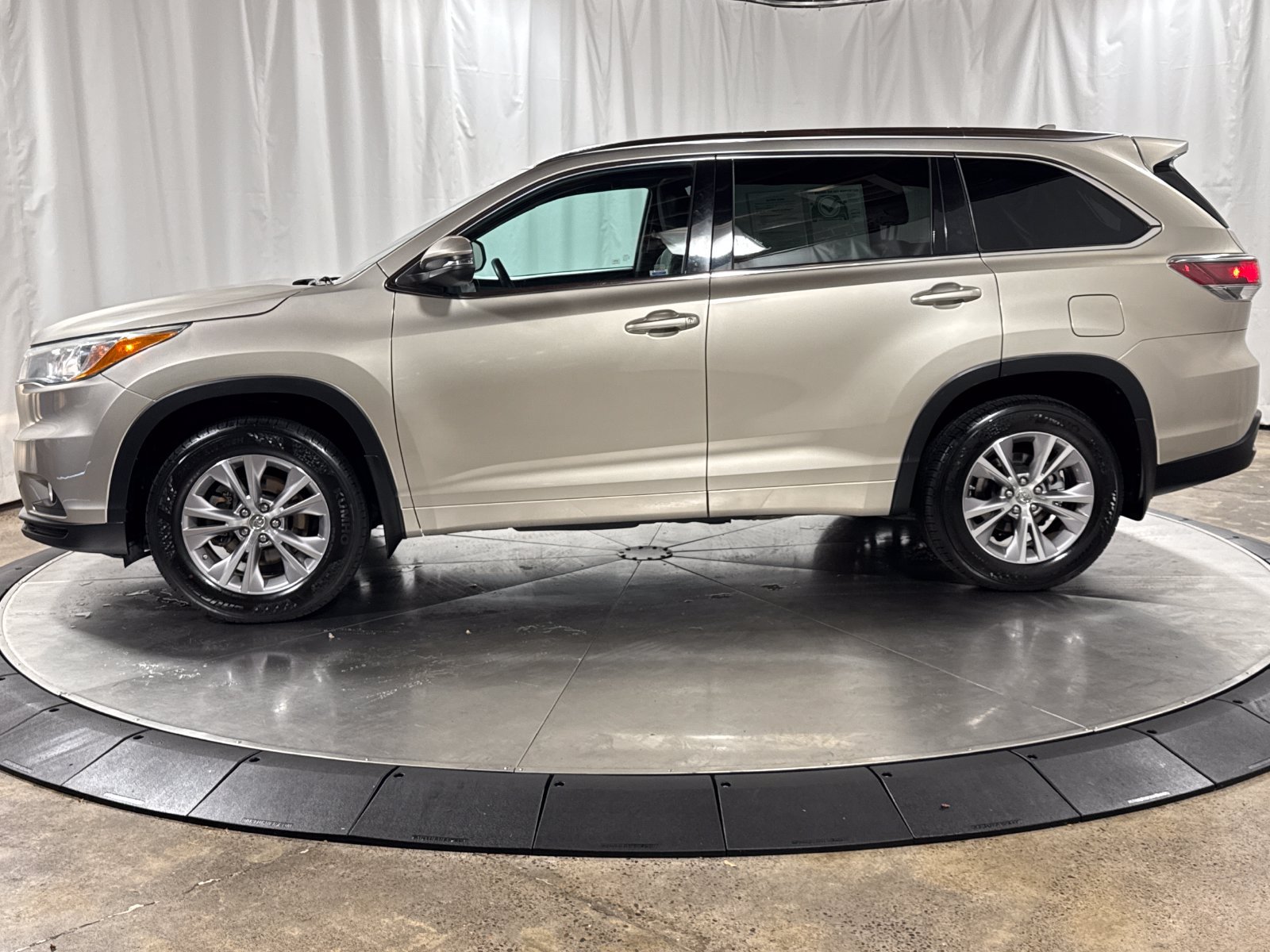 Used 2015 Toyota Highlander XLE AWD/4WD image 8
