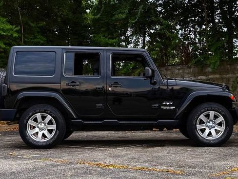 Used 2018 Jeep Wrangler Unlimited Sahara w/ Connectivity Group AWD/4WD image 4