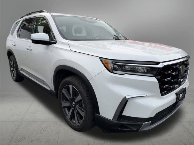 Used 2025 Honda Pilot Touring image 4