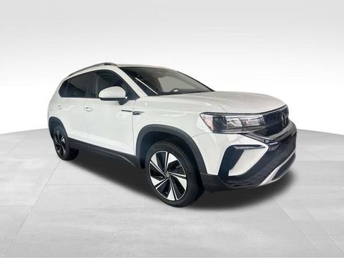 Certified 2024 Volkswagen Taos SE image 3