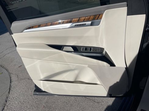 Used 2025 Cadillac Escalade ESV Sport Platinum image 40