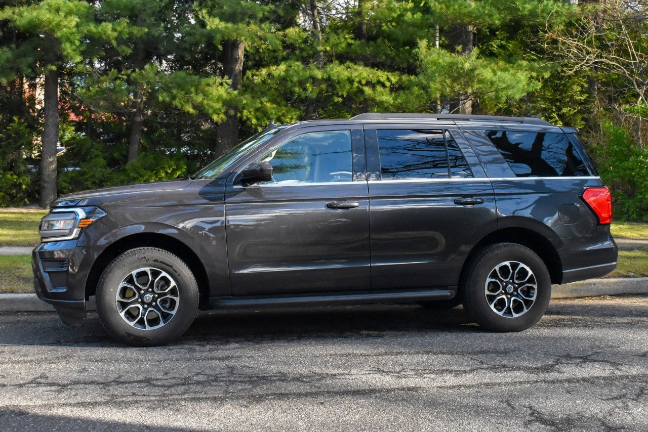 Used 2024 Ford Expedition XLT AWD/4WD image 3