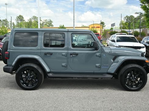 Used 2025 Jeep Wrangler Unlimited Sahara AWD/4WD image 11