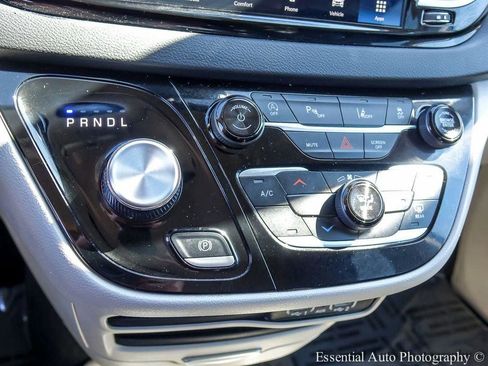 Used 2024 Chrysler Pacifica Touring-L image 20