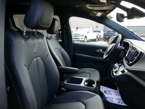 New 2026 Chrysler Pacifica Select w/ S Appearance Package image 9