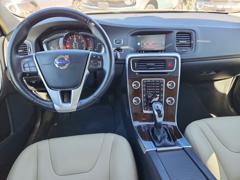 Used 2017 Volvo V60 T5 Premier w/ Convenience Package image 9