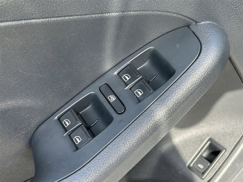 Used 2013 Volkswagen Jetta S image 24