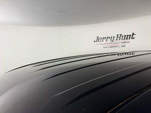 Used 2017 Nissan Titan SV image 5