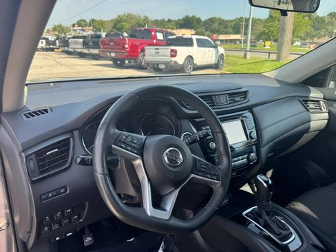 Used 2017 Nissan Rogue SV w/ Sun & Sound Touring Package AWD/4WD image 16