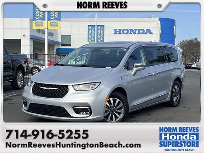 Used 2022 Chrysler Pacifica Limited w/ Uconnect Theater Family Group