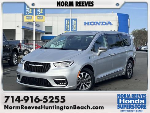 Used 2022 Chrysler Pacifica Limited w/ Uconnect Theater Family Group image 1