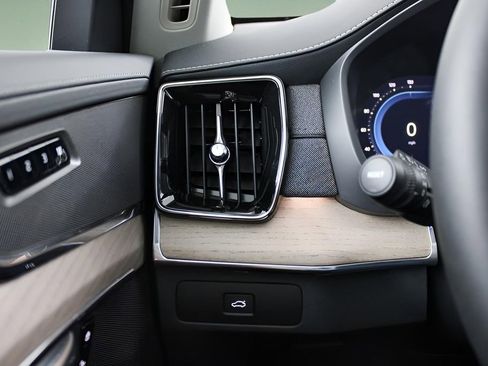 New 2025 Volvo XC90 B6 Core w/ Protection Package image 20