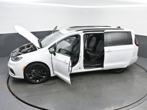 Used 2025 Chrysler Pacifica Limited image 61