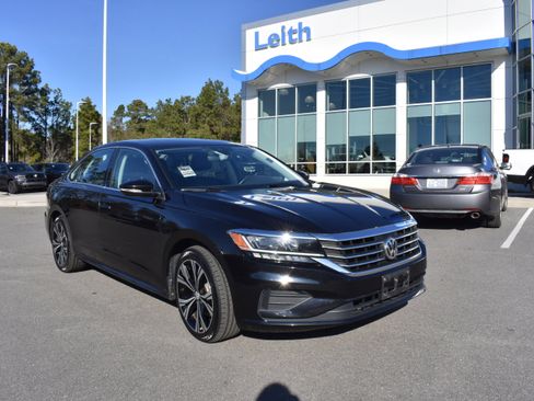 Used 2021 Volkswagen Passat 2.0T SE image 1