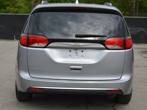 Used 2018 Chrysler Pacifica Touring-L w/ Advanced Safetytec Group image 5
