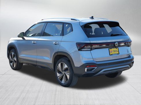 Certified 2025 Volkswagen Taos SE image 5