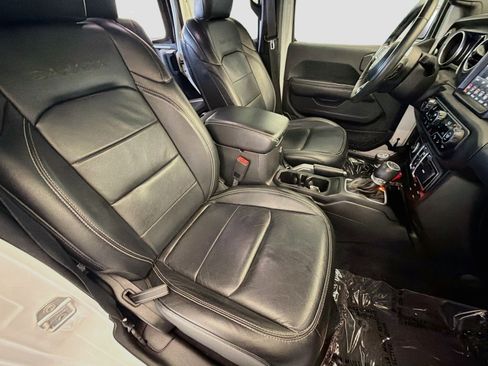 Used 2018 Jeep Wrangler Unlimited Sahara AWD/4WD image 15