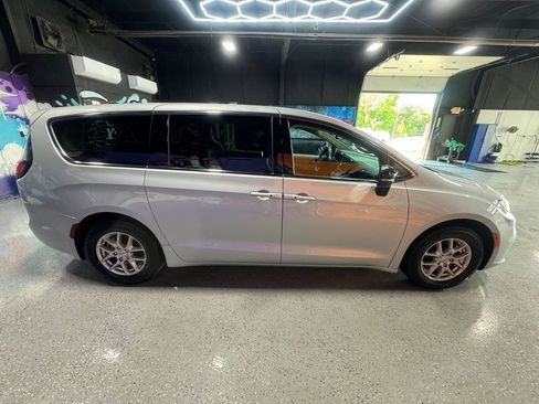 Used 2024 Chrysler Pacifica Touring-L FWD image 6