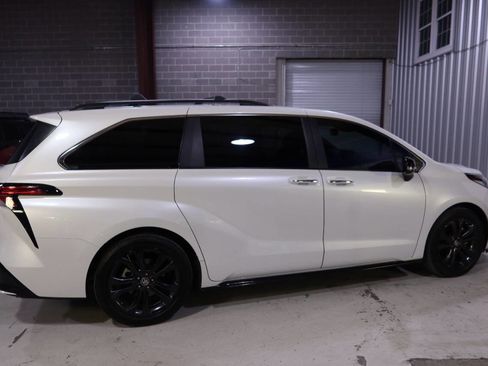 Used 2023 Toyota Sienna XSE image 6