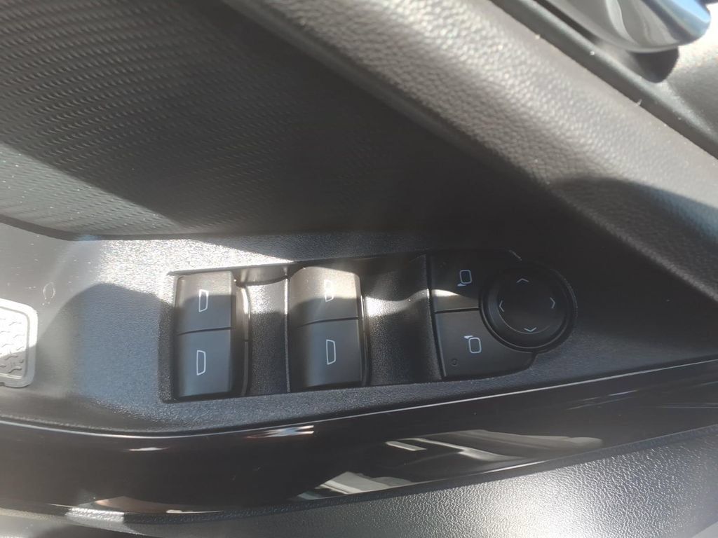 Used 2026 Chevrolet Equinox LT AWD/4WD image 16
