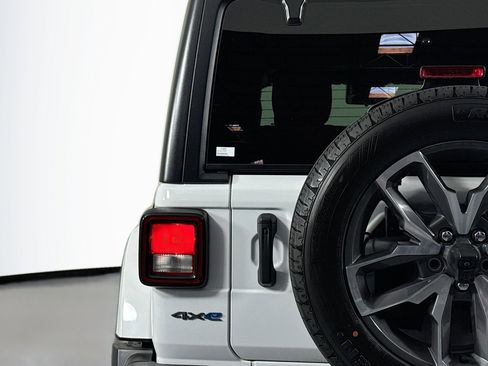 Used 2024 Jeep Wrangler Unlimited w/ Convenience Group AWD/4WD image 15