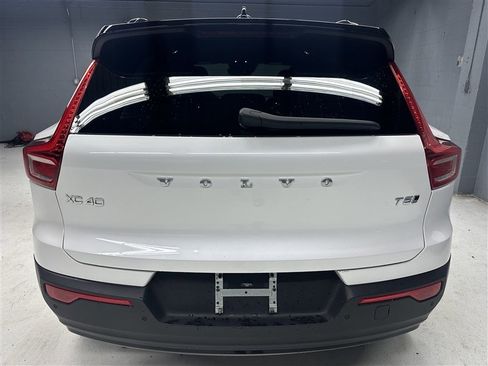 Used 2022 Volvo XC40 T5 R-Design w/ Climate Package image 6