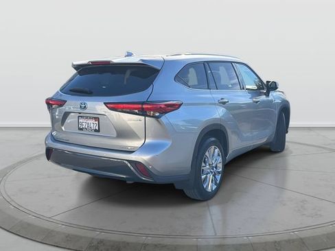 Used 2023 Toyota Highlander Limited AWD/4WD image 4