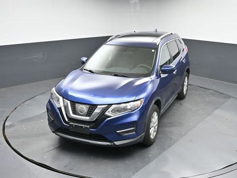 Used 2017 Nissan Rogue SV w/ Sun & Sound Touring Package image 18