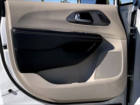 Used 2023 Chrysler Pacifica Touring-L image 20