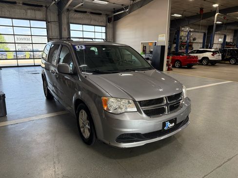 Used 2013 Dodge Grand Caravan SXT w/ Rear Park Assist Pkg FWD image 4