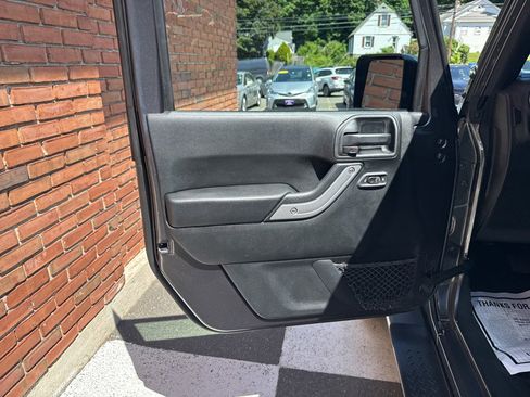 Used 2016 Jeep Wrangler Unlimited Sahara w/ Dual Top Group AWD/4WD image 31