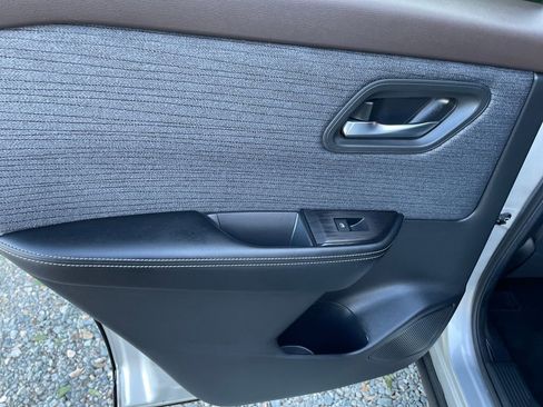 Used 2023 Nissan Rogue SV image 41