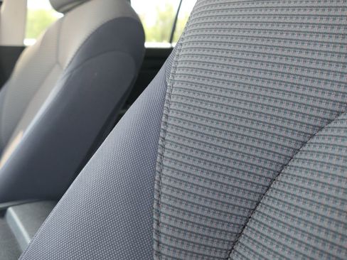 Used 2024 Toyota Highlander LE FWD image 9