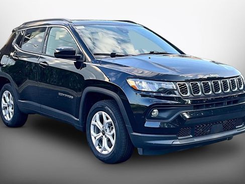 Certified 2025 Jeep Compass Latitude w/ Sun & Sound Group AWD/4WD image 2