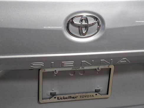 Used 2017 Toyota Sienna XLE image 6