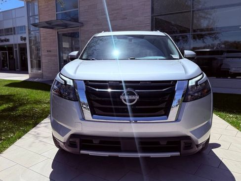Used 2025 Nissan Pathfinder SL w/ SL Premium Package image 3