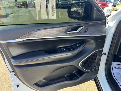 Used 2022 Jeep Grand Cherokee L Limited AWD/4WD image 16