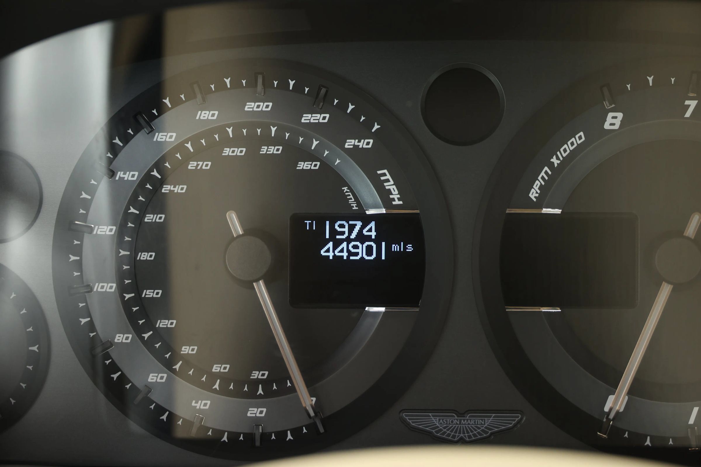 Used 2016 Aston Martin Vanquish Volante RWD image 25