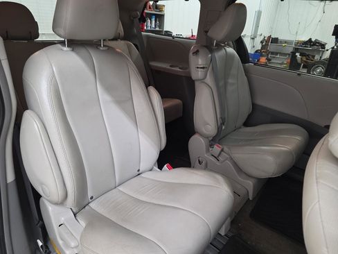 Used 2014 Toyota Sienna XLE FWD image 29