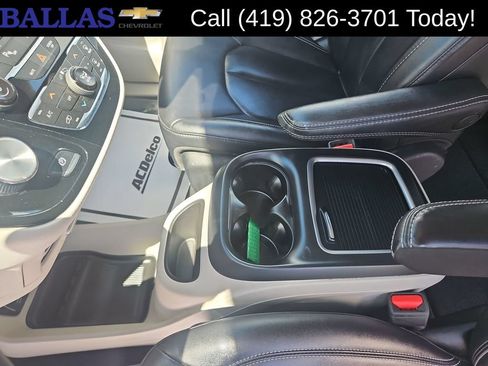 Used 2024 Chrysler Pacifica Touring-L FWD image 25