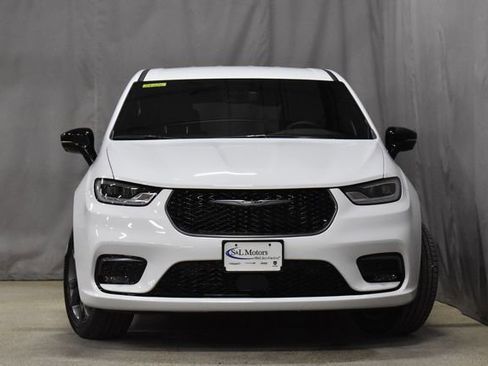 New 2026 Chrysler Pacifica Select image 5